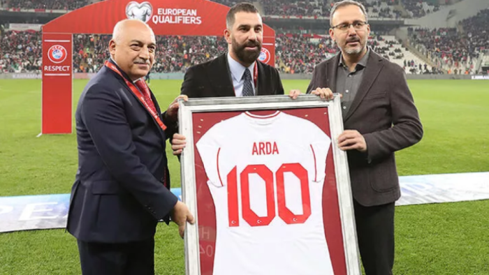 Milli takımda 100 maça çıkan Arda Turan onure edildi